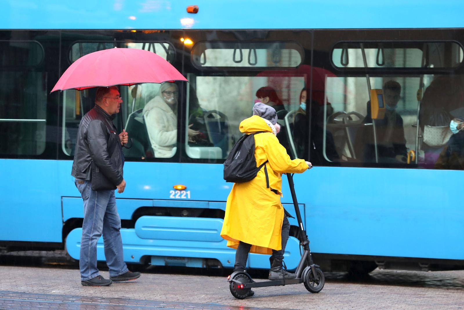 11.10.2021., Zagreb - Vozaci elektricnih romobila, odnosno pjesaci sa romobilima, kako ih u nedostatku boljeg naziva opisuje policija i po kisi i klizavim kolnicima ne odustaju od svojih prometala. Photo: Patrik Macek/PIXSELL