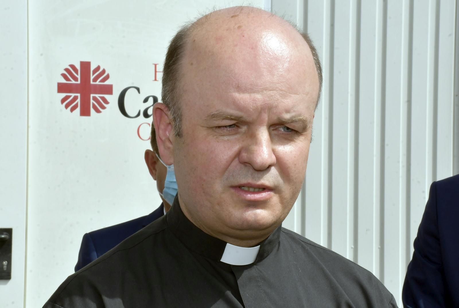 13.07.2021., Sisak - U krugu Opce bolnice „Dr. Ivo Pedisic“ prigodnim potpisivanjem ugovora o koristenju ravnatelj Hrvatskog Caritasa mons. Fabijan Svalina i ravnatelj Opce bolnice mr. sc. Tomislav Dujmenovic oznacili su pocetak rada suvremene, potpuno opremljene kontejnerske kuhinje kapaciteta 300 obroka u kojoj ce se za pacijente ove bolnice svakodnevno pripremati hrana sve do zavrsetka potpune obnove bolnice. 
Photo: Nikola Cutuk/PIXSELL
