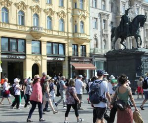 14.09.2021., Zagreb - Trg bana Josipa Jelacica. U jednom trenutku glavnim gradskim trgom prosla je velika grupa turista. Photo: Sanjin Strukic/PIXSELL