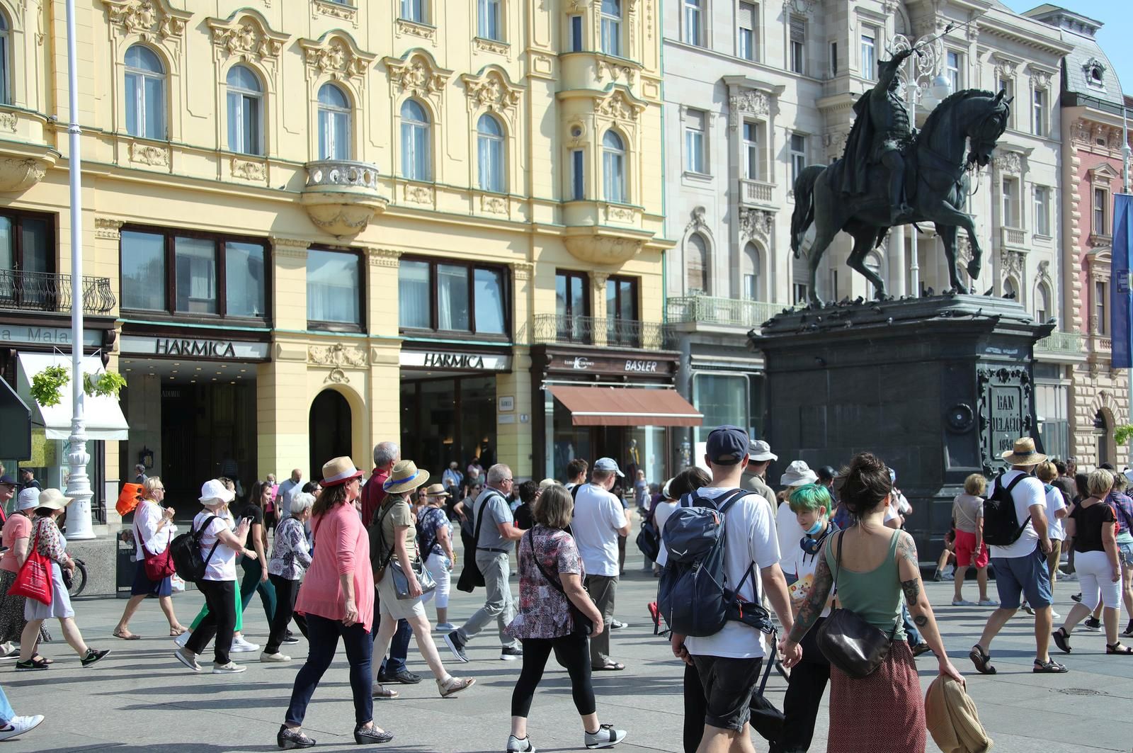 14.09.2021., Zagreb - Trg bana Josipa Jelacica. U jednom trenutku glavnim gradskim trgom prosla je velika grupa turista. Photo: Sanjin Strukic/PIXSELL