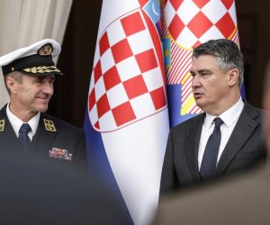 03.11.2021., Zagreb - U Uredu predsjednika na Pantovcaku uprilicen je prijam u prigodi urucenja cinova, casnickih bodeza i rjesenja o prijemu u djelatnu vojnu sluzbu i rasporeda na duznost za kadete 14. i 15. narastaja HV. Nacelnik Glavnog stozera OS RH Robert Hranj, predsjednik RH Zoran Milanovic
