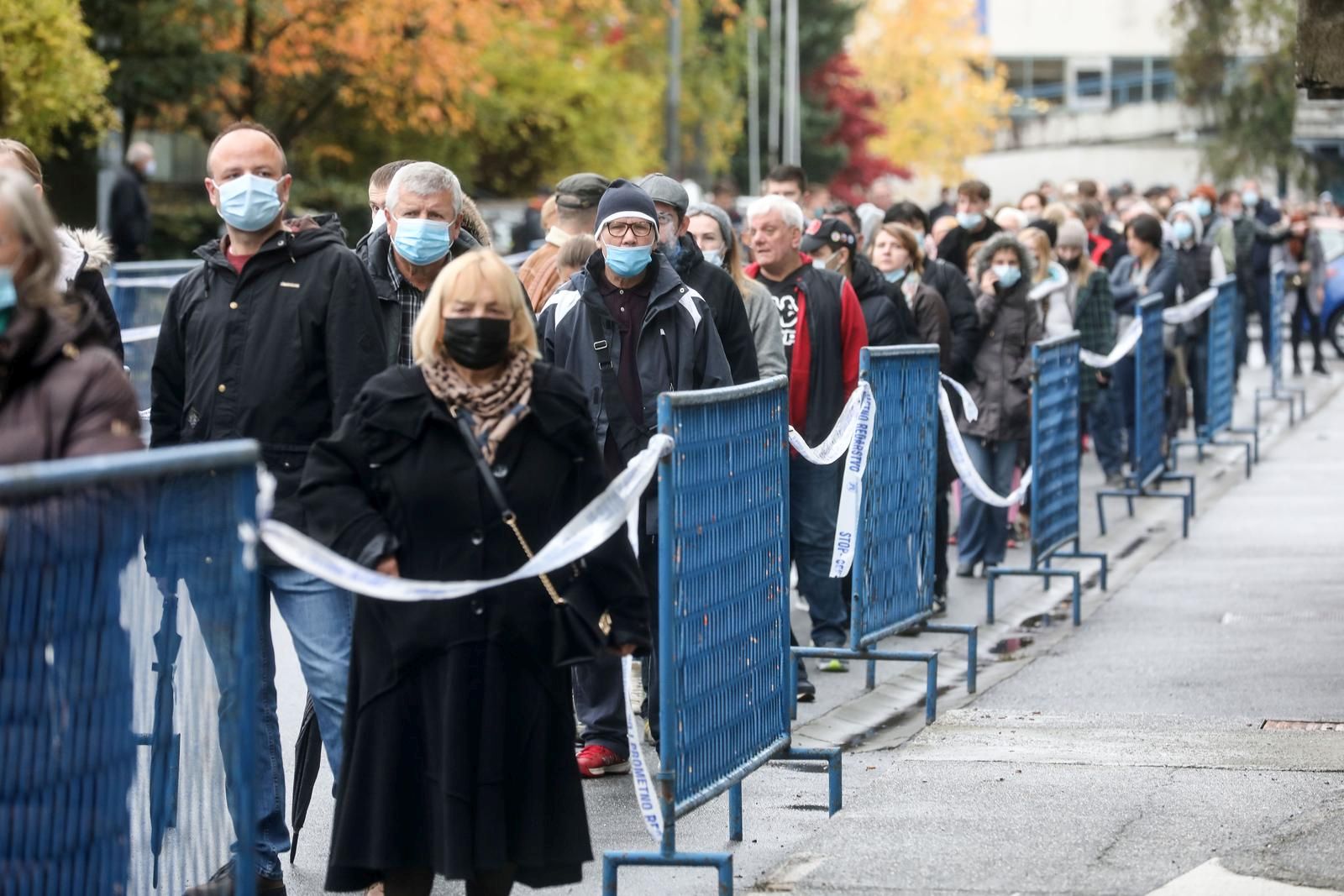02.11.2021., Zagreb - Guzva u novim paviljonima za cijepljenje protiv covida-19 na Zagrebackom velesajamu. Photo: Marin Tironi/PIXSELL