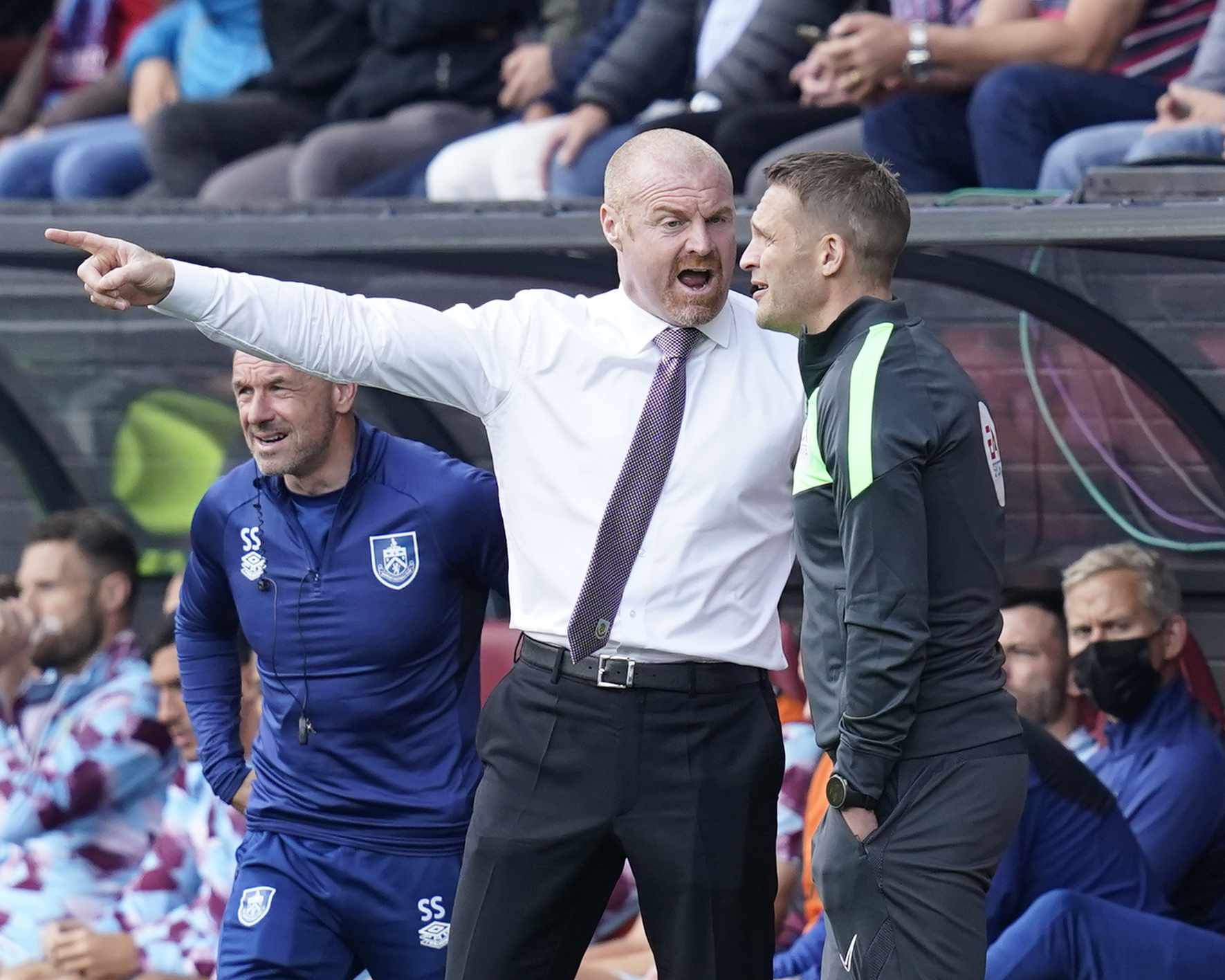August 29, 2021, Burnley, United Kingdom: Burnley, England, 29th August 2021. Sean Dyche manager of Burnley contests a decision during the Premier League match at Turf Moor, Burnley. Picture credit should read: Andrew Yates / Sportimage(Credit Image: © Andrew Yates/CSM via ZUMA Wire) (Cal Sport Media via AP Images)