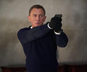 2ADK8AA James Bond (Daniel Craig) prepares to shoot in NO TIME TO DIE (2019), a DANJAQ and Metro Goldwyn Mayer Pictures film. Photo Credit: Nicole Dove / MGM / The Hollywood Archive