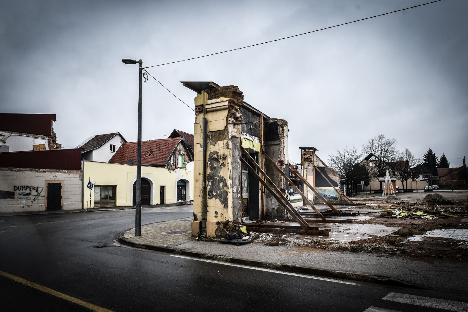 09.12.2021., Petrinja - procelje zgrade unistene u potresu.

Photo Sasa ZinajaNFoto