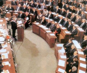 Zagreb, 21.12.2010 - (Arhivska fotografija)  Na dananji dan prije dvadeset godina Hrvatska je dobila svoj prvi Ustav kao samostalna drava, koji je dobio naziv boiæni Ustav jer je donesen 21. prosinca 1990. i sveèano proglaen dan kasnije, dakle tek nekoliko dana prije Boiæa. Na slici proglaenje Ustava RH 22. prosinca 1990. godine u Hrvatskom saboru.
foto FaH/ Hrvatski memorijalno-dokumentacijski centar Domovinskog rata/ ik