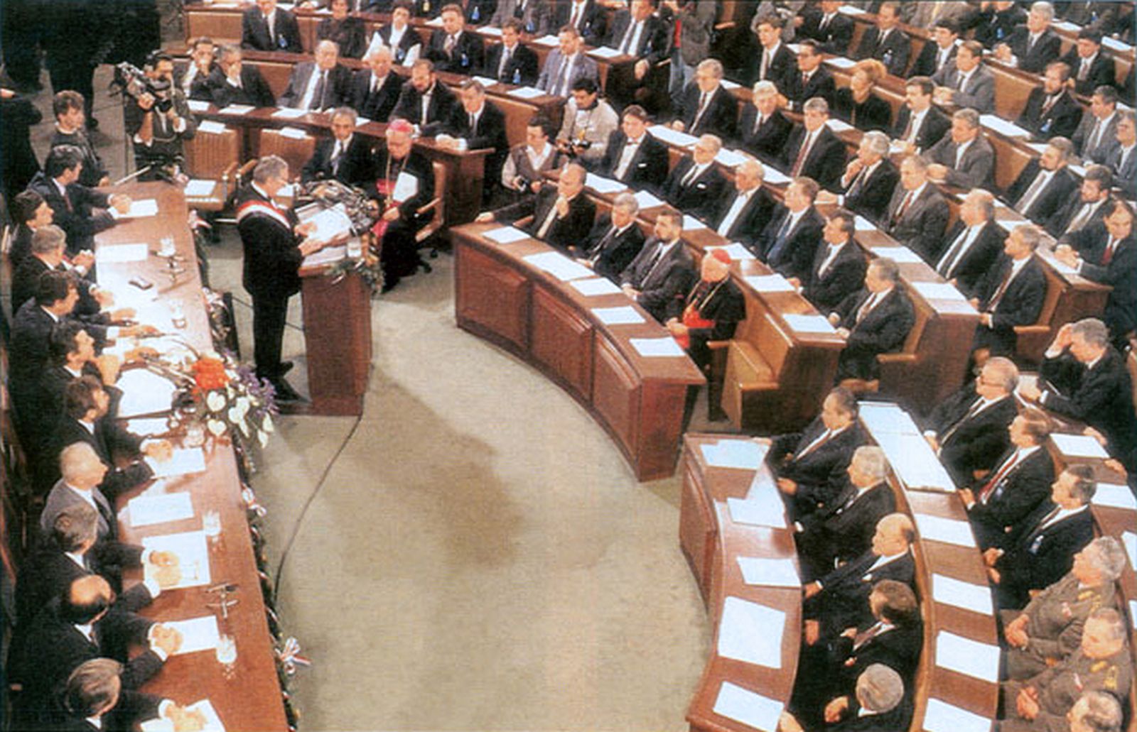 Zagreb, 21.12.2010 - (Arhivska fotografija)  Na dananji dan prije dvadeset godina Hrvatska je dobila svoj prvi Ustav kao samostalna drava, koji je dobio naziv boiæni Ustav jer je donesen 21. prosinca 1990. i sveèano proglaen dan kasnije, dakle tek nekoliko dana prije Boiæa. Na slici proglaenje Ustava RH 22. prosinca 1990. godine u Hrvatskom saboru.
foto FaH/ Hrvatski memorijalno-dokumentacijski centar Domovinskog rata/ ik