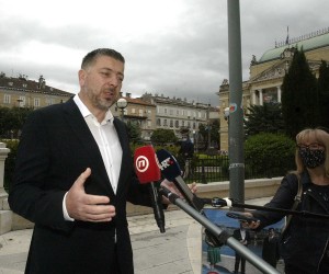 Rijeka, 16.05.2021.- Kandidat HDZ-a za gradonaèelnika Rijeke Josip Ostrogoviæ glasao je jutros u prostorijama Mjesnog odbora Luka na lokalnim izborima u Rijeci. Na slici Josip Ostrogoviæ daje izjavu za medije nakon glasanja. 
foto HINA/ Miljenko KLEPAC/ mk