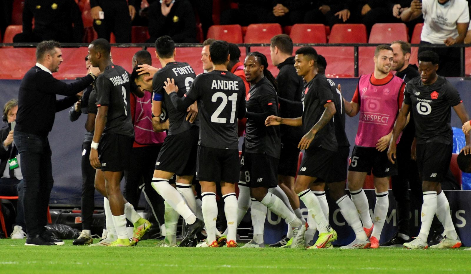 epa09560398 Lille's players celebrate the 1-2 during the UEFA Champions League soccer match between Sevilla FC and Lille Olympique Sporting Club held at Ramon Sanchez-Pzijuan stadium, in Seville, southern Spain, 02 November 2021.  EPA/RAUL CARO