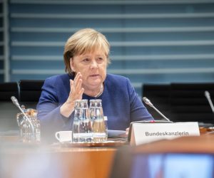 epa09589714 A handout photo made available by the German Government showing outgoing German Chancellor Angela Merkel attending a video conference with the heads of government of the federal states, over the ongoing Covid-19 pandemic, at the international conference room of the Federal Chancellery in Berlin, Germany, 18 November 2021.  EPA/STEFFEN KUGLRT / HANDOUT  HANDOUT EDITORIAL USE ONLY/NO SALES
