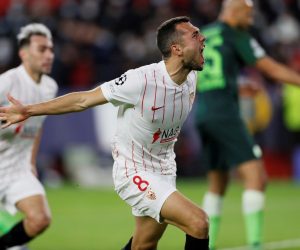 epa09599690 Sevilla's midfielder Joan Jordan (R) celebrates after scoring his team's first goal against Wolfsburg during the UEFA Champions League match played in Ramon Sanchez Pizjuan stadium in Sevilla, southern Spain, 23 November 2021.  EPA/Jose Manuel Vidal