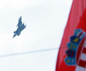 Zagreb, 25.11.2021 - Predsjednik Vlade Andrej Plenkovic i predsjednik Francuske Republike Emmanuel Macron proetali su Gornjim gradom gdje su gledali prelet borbenih zrakoplova Rafale. 
foto HINA/ POOL/ Damir SENCAR/ ds