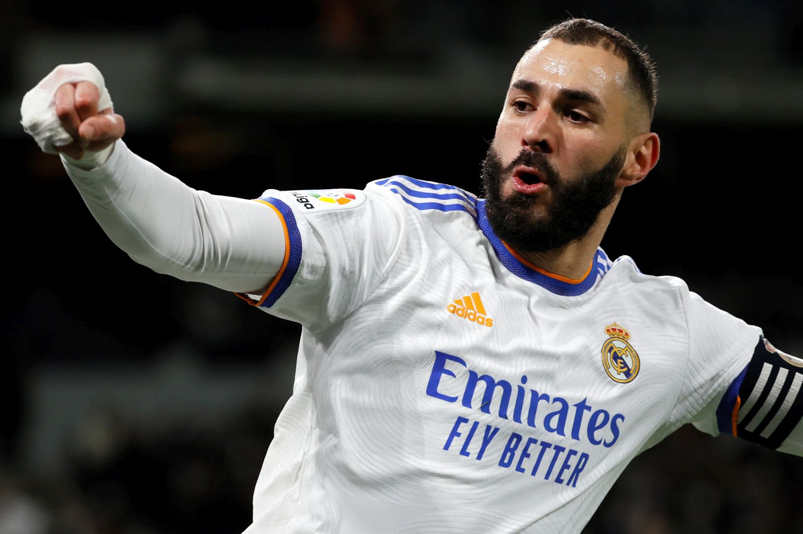 epa09609926 Real Madrid's Karim Benzema celebrates after scoring the 1-1 tier during the Spanish LaLiga soccer match between Real Madrid and Sevilla FC at Santiago Bernabeu stadium in Madrid, Spain 28 November 2021.  EPA/Ballesteros