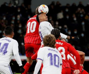 epa09610077 Real Madrid's Eder Gabriel Militao (3-L) heads for the ball with Sevilla's Ivan Rakitic (2-L) during the Spanish LaLiga soccer match between Real Madrid and Sevilla FC at Santiago Bernabeu stadium in Madrid, Spain 28 November 2021.  EPA/Ballesteros