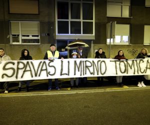 Zagreb, 01.12.2021 -  Roditelji koji se protive ukidanju mjere roditelj odgojitelj okupili su se večeras ispred zgrade u kojoj stanuje zagrebački gradonačelnik Tomislav Tomašević. foto HINA/ Lana SLIVAR DOMINIĆ/ lsd
