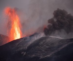 epa09615066 Smoke and lava rise from the new vent of the Cumbre Vieja volcano in El paso, La Palma, Canary Islands, Spain, 01 December 2021. A new vent appeared early morning 28 November.  EPA/Miguel Calero