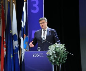 Osijek, 02.12.2021. - U povodu obilježavanja Dana Grada predsjednik Vlade Andrej Plenković posjetio je Osijek. Uz predsjednika Vlade bili su ministrica regionalnoga razvoja i fondova Europske unije Nataša Tramišak i ministrica kulture i medija Nina Obuljen Koržinek. Predsjednik Vlade sudjelovao je na svečanoj sjednici Gradskog vijeća Grada Osijeka, u povodu obilježavanja Dana Grada u Hrvatskom narodnom kazalištu. Na fotografiji Andrej Plenković.
foto HINA/ Marko MRKONJIĆ/ ml