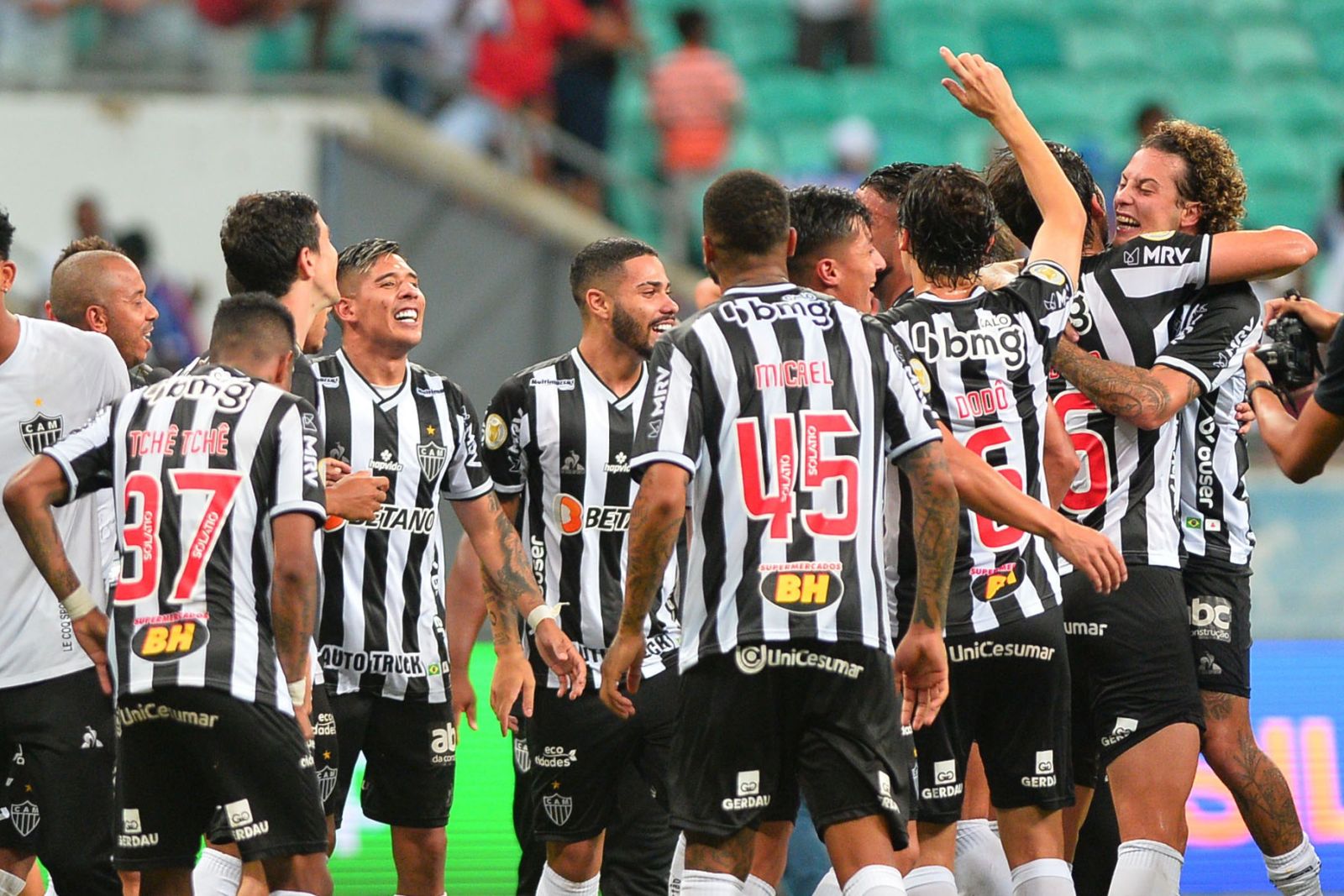 epa09617910 Players of Mineiro celebrates after defeating bahia during Brasilerao Serie A tournament soccer match between Sport Bahia and Atletico Mineiro at Arena Fonte Nova stadium in Salvador, Brazil, 02 December 2021.  EPA/WALMIR CIRNE