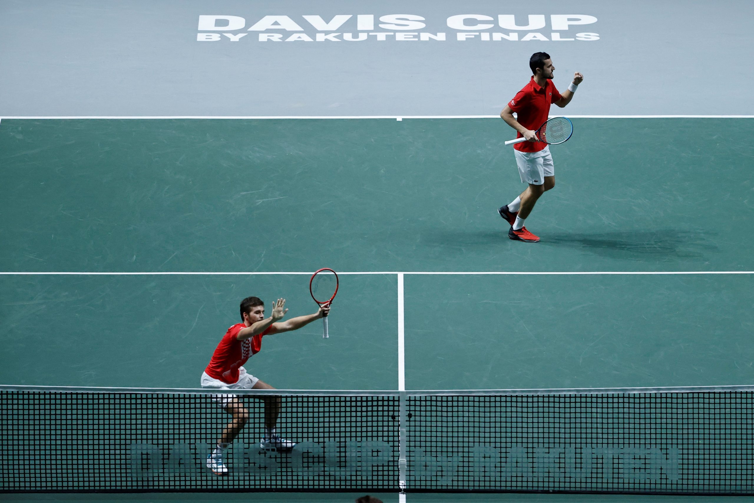 epa09619769 Nikola Mektic (L) and Mate Pavic (R) of Croatia celebrate winning their doubles tennis match against Novak Djokovic and Filip Krajinovic of Serbia at the semi final Davis Cup tie between Serbia and Croatia held at Madrid Arena tennis complex in Madrid, central Spain, 03 December 2021.  EPA/Emilio Naranjo  EPA-EFE/Emilio Naranjo