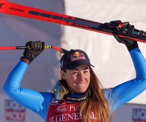 epa09620455 Sofia Goggia of Italy celebrates on the podium winning the Women's Downhill race at the FIS Alpine Skiing World Cup in Lake Louise, Alberta,  Canada, 03 December 2021.  EPA/NICK DIDLICK  EPA-EFE/NICK DIDLICK