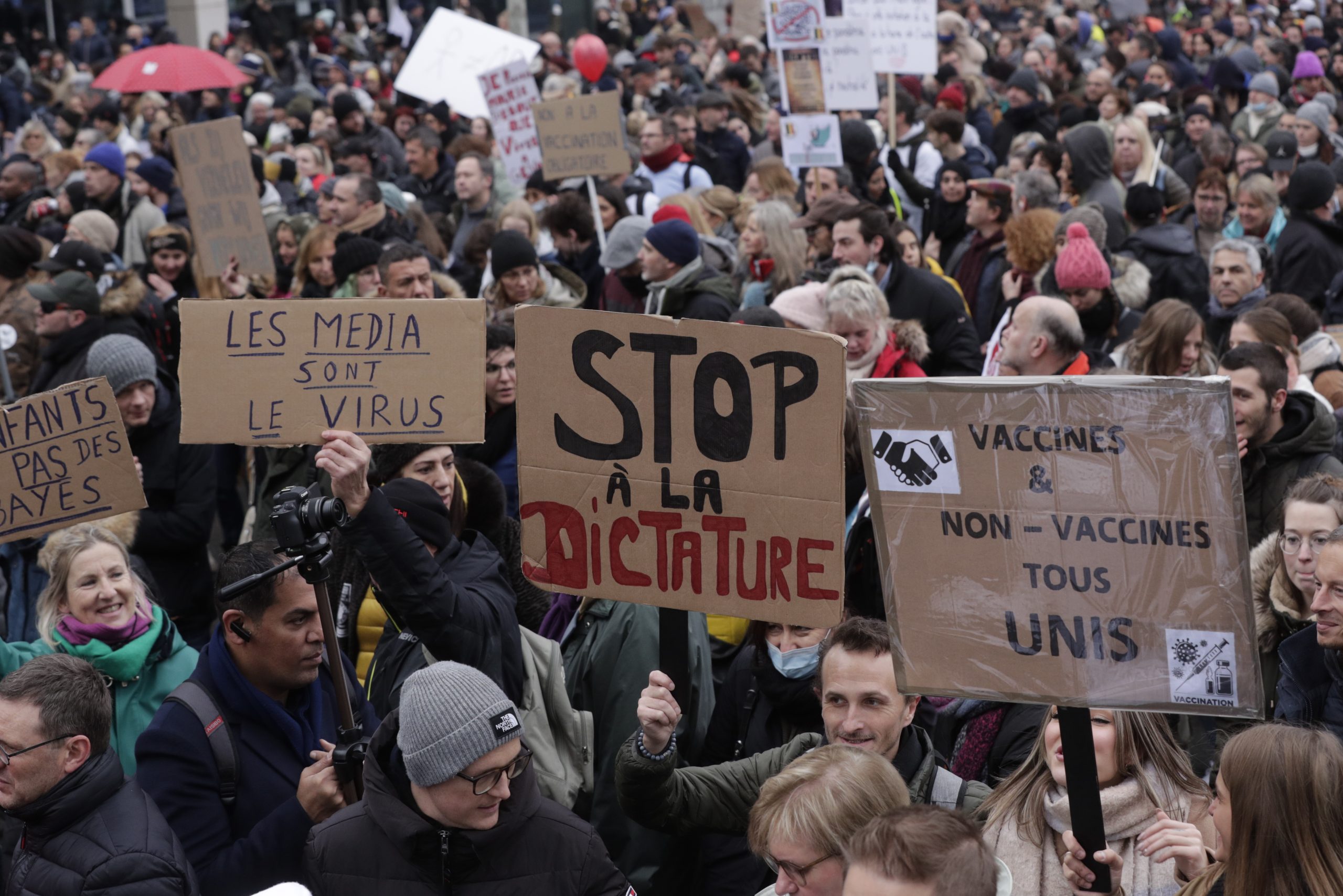 epa09623334 People take part in an anti-coronavirus measures protest in Brussels, Belgium, 05 December 2021. In a move to tackle yet another COVID-19 wave, the Belgian government imposed strict measures, pushing thousands to the streets to protest against mandatory vaccinations, health pass and anti-coronavirus measures.  EPA/OLIVIER HOSLET