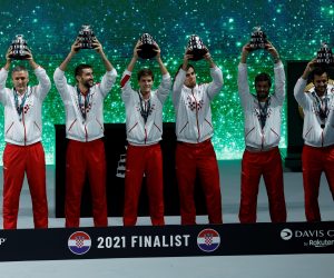 epa09624555 Croatian Davis Cup team captain Vedran Martic (L) and players lift their trophies after losing the Davis Cup Final between Russia and Croatia in Madrid, Spain, 05 December 2021.  EPA/Rodrigo Jimenez