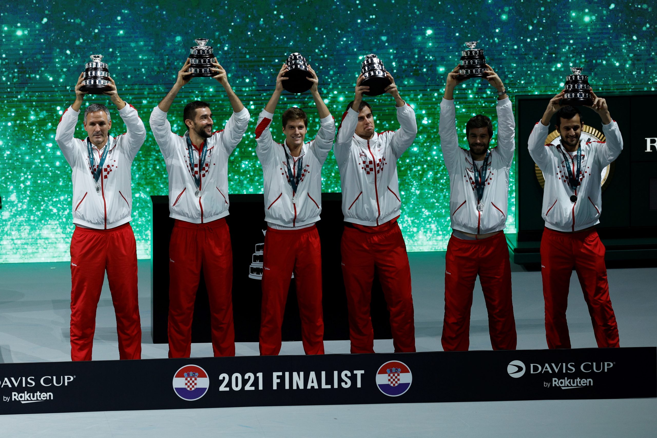epa09624555 Croatian Davis Cup team captain Vedran Martic (L) and players lift their trophies after losing the Davis Cup Final between Russia and Croatia in Madrid, Spain, 05 December 2021.  EPA/Rodrigo Jimenez