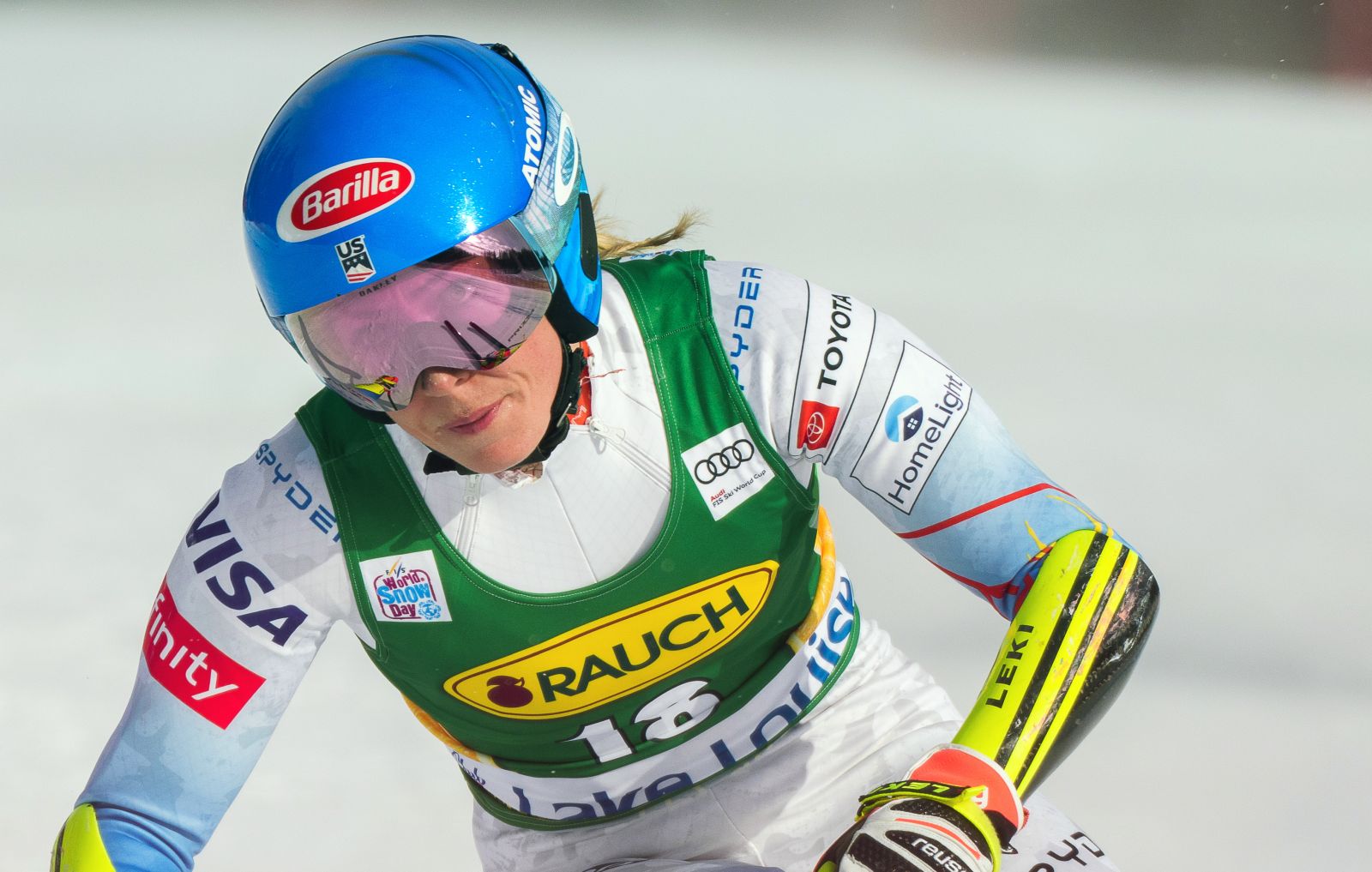 epa09624631 Mikaela Shiffrin of the US in action during the Women's Super-G Race at the FIS Alpine Skiing World Cup in Lake Louise, Alberta, Canada, 05 December 2021.  EPA/NICK DIDLICK