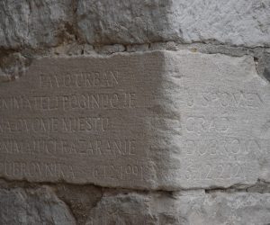 Dubrovnik, 06.12.2021. - U sklopu programa obilježavanja Dana dubrovačkih branitelja i 30. obljetnice herojske obrane grada u Domovinskom ratu u ponedjeljak je na Luži pod gradskim zvonikom otkriveno spomen obilježje fotografu Pavu Urbanu. foto HINA/ Baldo MARUNČIĆ/ ml