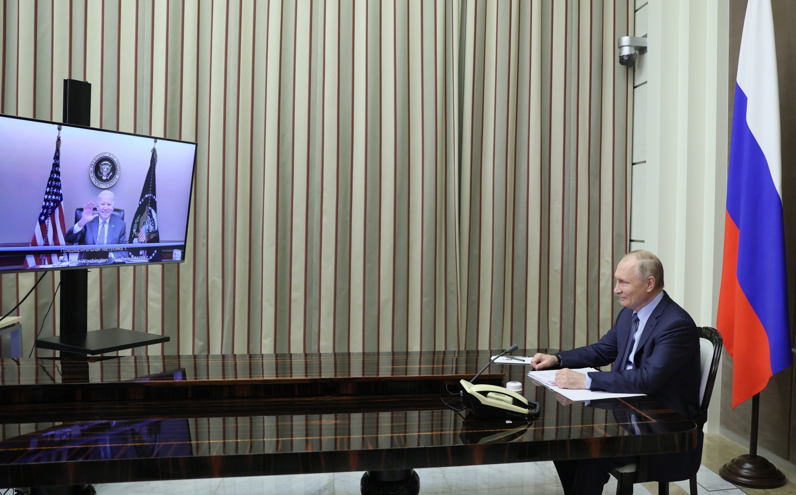 epa09627523 Russian President Vladimir Putin holds talks with US President Joe Biden via videoconference at the Bocharov Ruchei residence in Sochi, Russia, 07 December 2021.  EPA/MIKHAEL METZEL / SPUTNIK / KREMLIN POOL MANDATORY CREDIT