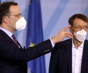 epa09629788 Former German Health Minister Jens Spahn (L) talks to German Health Minister Karl Lauterbach during the official handover ceremony at the health ministry in Berlin, Germany, 08 December 2021. A coalition of Social Democratic Party (SPD), Green party (Die Gruenen) and Free Democratic Party (FDP) forms the new German government.  EPA/FILIP SINGER / POOL