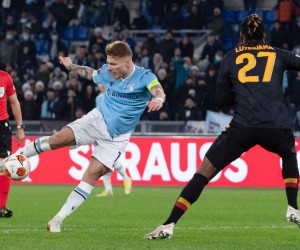epa09632875 Lazio's Ciro Immobile (L) takes a shot at goal during the UEFA Europa League soccer match between SS Lazio and Galatasaray Istanbul at Olimpico Stadium in Rome, Italy, 09 December 2021.  EPA/MAURIZIO BRAMBATTI
