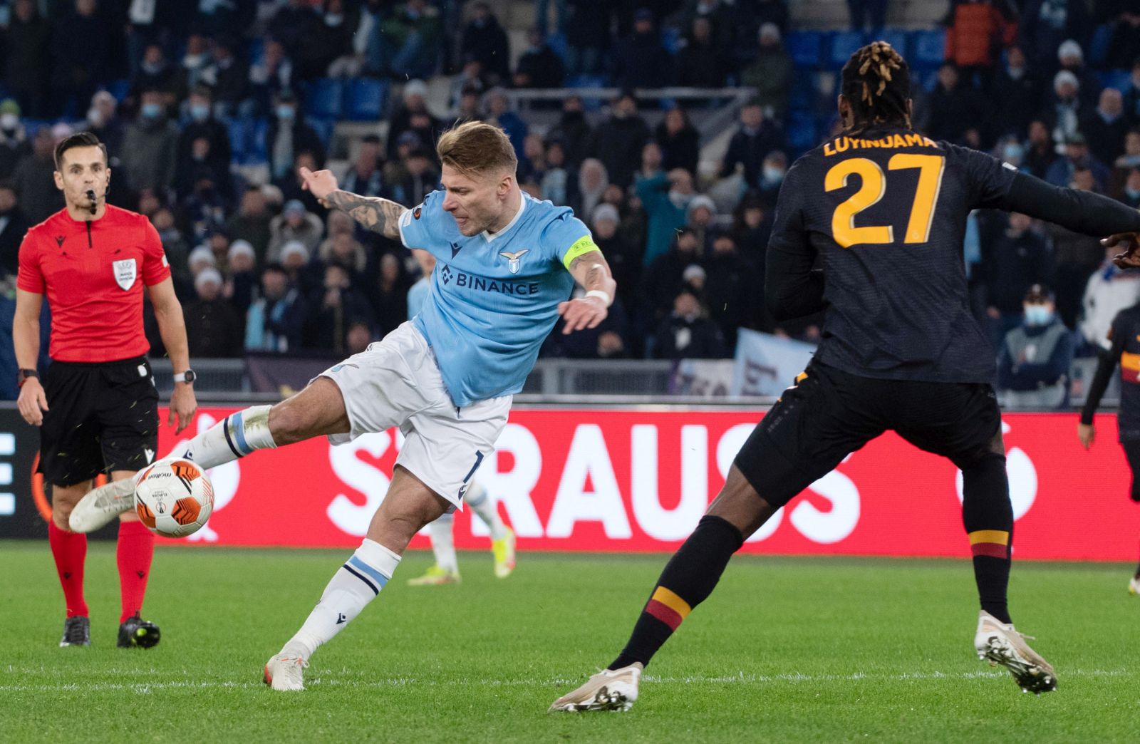 epa09632875 Lazio's Ciro Immobile (L) takes a shot at goal during the UEFA Europa League soccer match between SS Lazio and Galatasaray Istanbul at Olimpico Stadium in Rome, Italy, 09 December 2021.  EPA/MAURIZIO BRAMBATTI
