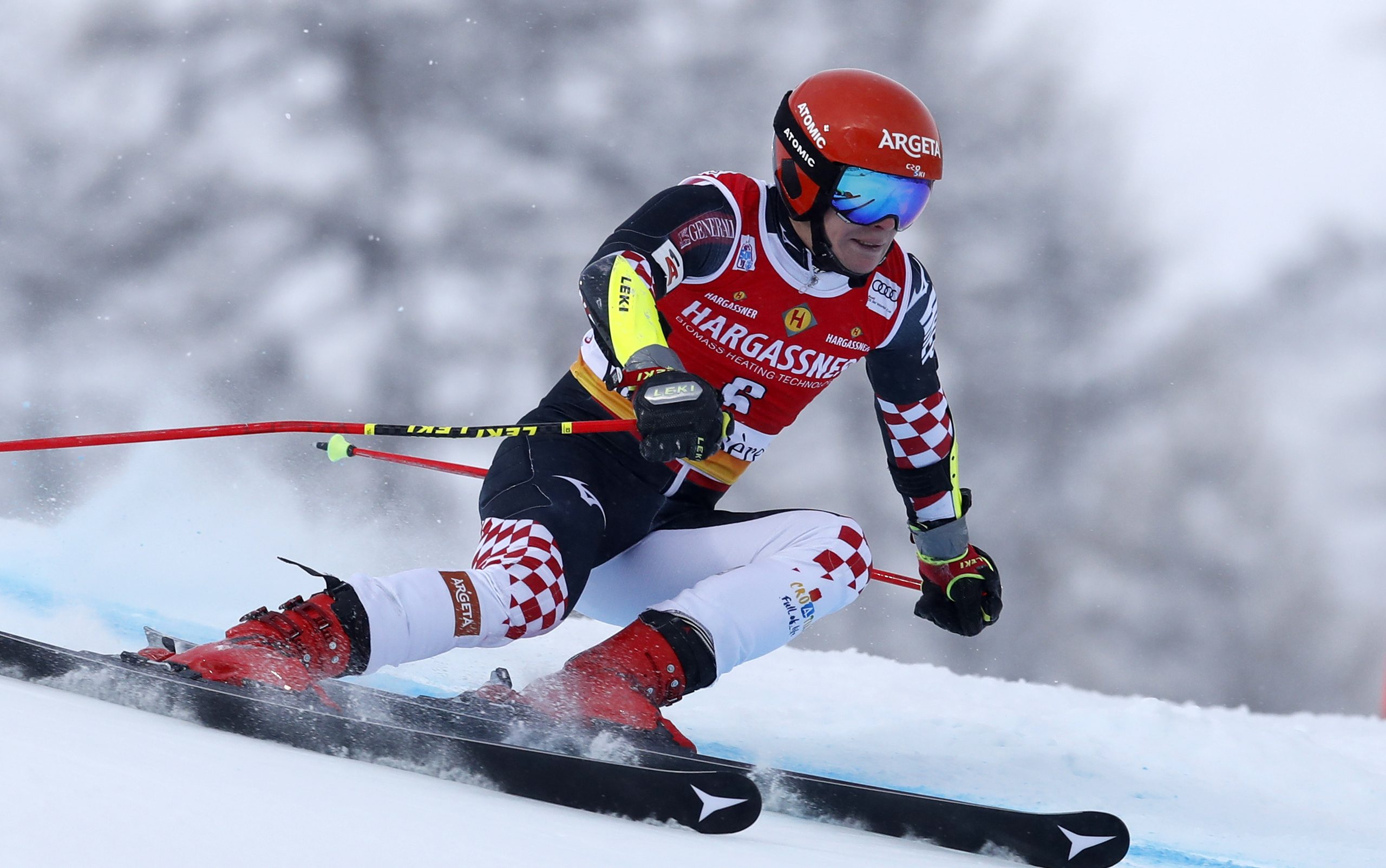 epa09635543 Filip Zubcic of Croatia in action during the Men's Giant Slalom race at the FIS Alpine Skiing World Cup event in Val d'Isere, France, 11 December 2021.  EPA/SEBASTIEN NOGIER