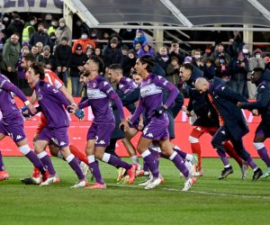 epa09636783 Fiorentina's players celebrate after winning the Italian Serie A soccer match between ACF Fiorentina vs US Salernitana at Artemio Franchi Stadium in Florence, Italy, 11 December 2021.  EPA/CLAUDIO GIOVANNINI