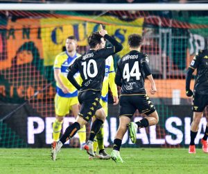 epa09637179 Venezia’s Mattia Aramu celebrates after scoring the 1-1 during the Italian soccer Serie A match Venezia FC vs Juventus FC at the Pier Luigi Penzo stadium in Venice, Italy, 11 December 2021.  EPA/ALESSIO MARINI