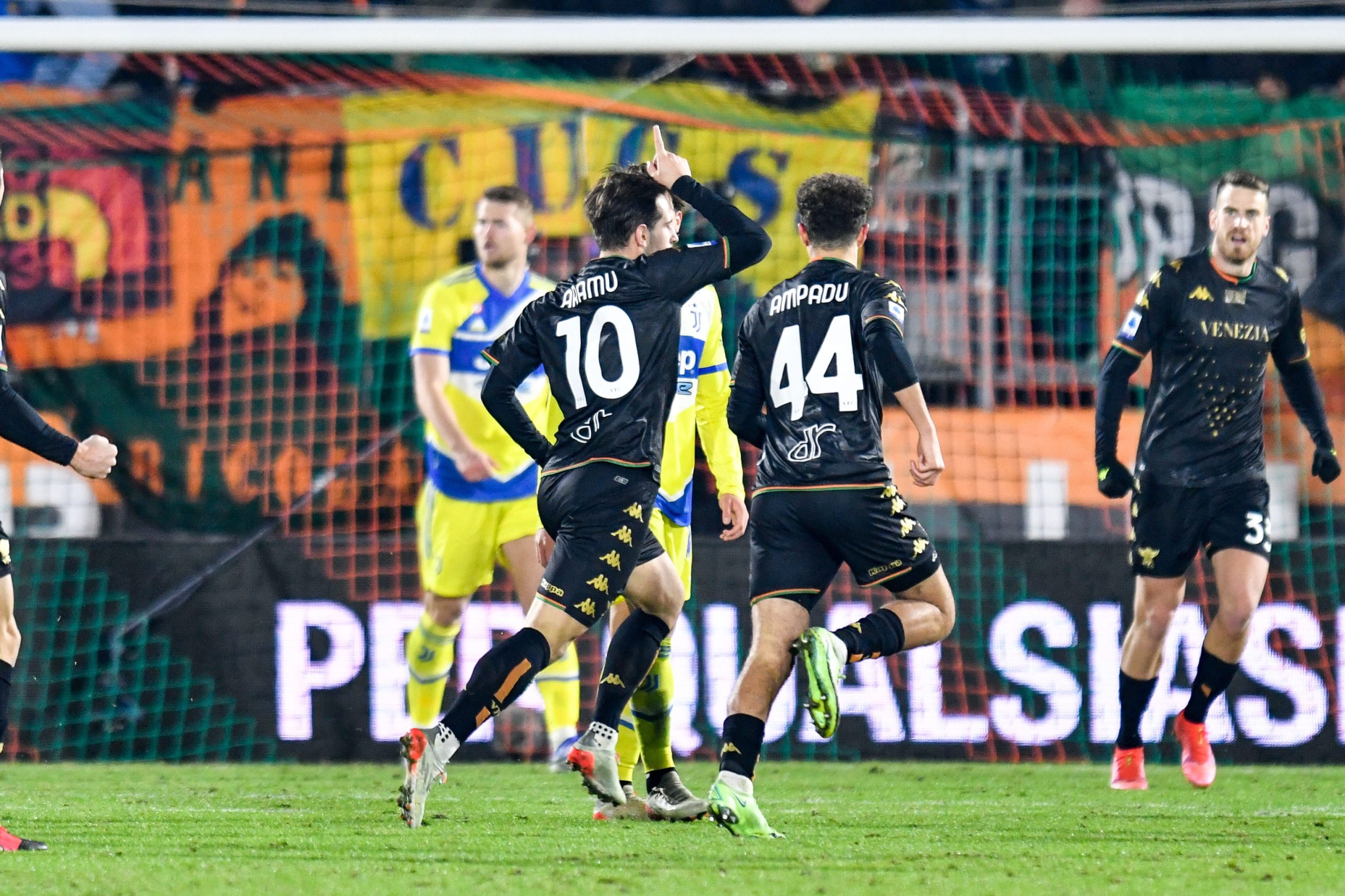 epa09637179 Venezia’s Mattia Aramu celebrates after scoring the 1-1 during the Italian soccer Serie A match Venezia FC vs Juventus FC at the Pier Luigi Penzo stadium in Venice, Italy, 11 December 2021.  EPA/ALESSIO MARINI