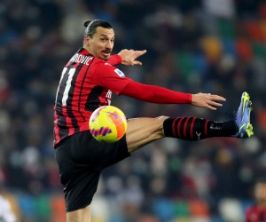 epa09637380 Milan’s Zlatan Ibrahimovic in action during the Italian Serie A soccer match Udinese Calcio vs AC Milan at the Friuli - Dacia Arena stadium in Udine, Italy, 11 December 2021.  EPA/GABRIELE MENIS