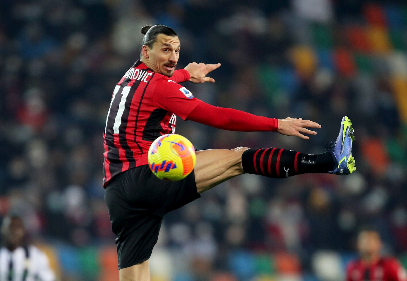 epa09637380 Milan’s Zlatan Ibrahimovic in action during the Italian Serie A soccer match Udinese Calcio vs AC Milan at the Friuli - Dacia Arena stadium in Udine, Italy, 11 December 2021.  EPA/GABRIELE MENIS