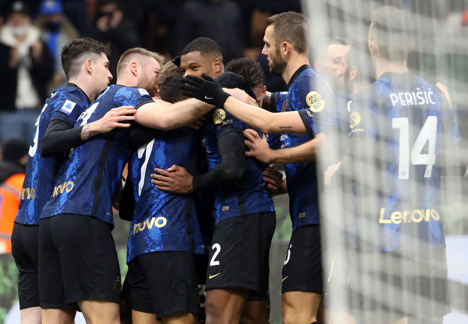 epa09639376 Inter players celebrate their 2-0 lead during the Italian Serie A soccer match between Inter Milan and Cagliari Calcio in Milan, Italy, 12 December 2021.  EPA/MATTEO BAZZI