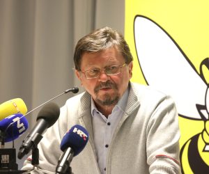 Zagreb, 13.12.2021. -  Matica hrvatskih sindikata odrala je konferenciju za novinare na kojoj se govorilo o zahtjevu sindikata javnih slubi u pregovorima za novi temeljni kolektivni ugovor, uvoðenju 13. plaæe, poveæanju osnovice za izraèun plaæa u javnim slubama te o zahtjevima u vezi s drugim materijalnim pravima. Sudjelovali su predsjednica Sindikata hrvatskih uèitelja Sanja prem, glavni tajnik i makroekonomist  Nezavisnog sindikat znanosti i visokog obrazovanja Vilim Ribiæ (na fotografiji), Matija Kroflin i Mirela Bojiæ. foto HINA /Zvonimir KUHTIÆ/ kuzo