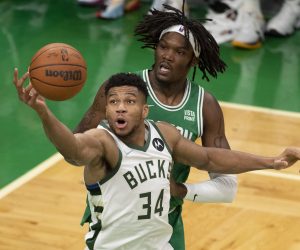 epa09640864 Milwaukee Bucks forward Giannis Antetokounmpo (L) reaches for the rebound as Boston Celtics center Robert Williams III (R) looks on during the third quarter of the NBA basketball game between the Boston Celtics and the Milwaukee Bucks at the TD Garden in Boston, Massachusetts, USA, 13 December 2021.  EPA/CJ GUNTHER SHUTTERSTOCK OUT
