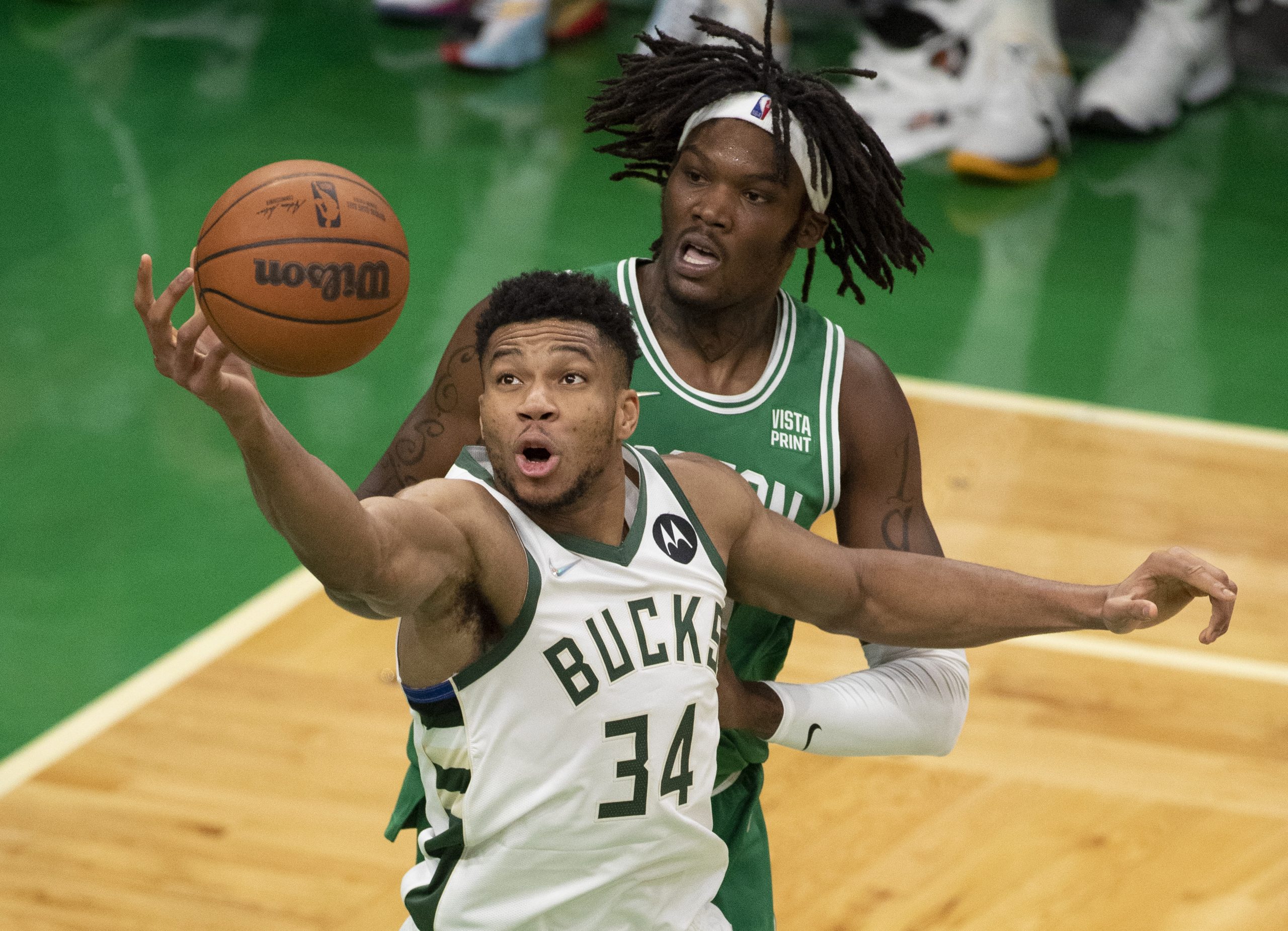 epa09640864 Milwaukee Bucks forward Giannis Antetokounmpo (L) reaches for the rebound as Boston Celtics center Robert Williams III (R) looks on during the third quarter of the NBA basketball game between the Boston Celtics and the Milwaukee Bucks at the TD Garden in Boston, Massachusetts, USA, 13 December 2021.  EPA/CJ GUNTHER SHUTTERSTOCK OUT