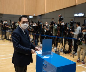 epa09641010 The Chairman of the Electoral Affairs Commission, Barnabas Fung Wah, casts a mock ballot at a mock polling station station in Hong Kong, China, 14 December 2021. After a postponement of more than a year, Hong Kong will hold its Legislative Council election on 19 December 2021, the first since Beijing revamped the electoral system to ensure that only ‘patriots’ can hold political power.  EPA/JEROME FAVRE