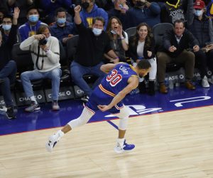 epa09626579 Golden State Warriors guard Stephen Curry reacts after shooting a three point basket against the Orlando Magic during the second half of their NBA game at Chase Center in San Francisco, California, USA, 06 December 2021.  EPA/JOHN G. MABANGLO SHUTTERSTOCK OUT