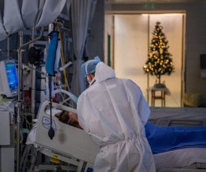 epa09645761 A doctor wearing protective gear at the intensive care unit of Honved Hospital treats COVID-19 patients during the pandemic of new coronavirus COVID-19 in Budapest, Hungary, 15 December 2021 (issued on 16 December 2021).  EPA/ZOLTAN BALOGH HUNGARY OUT
