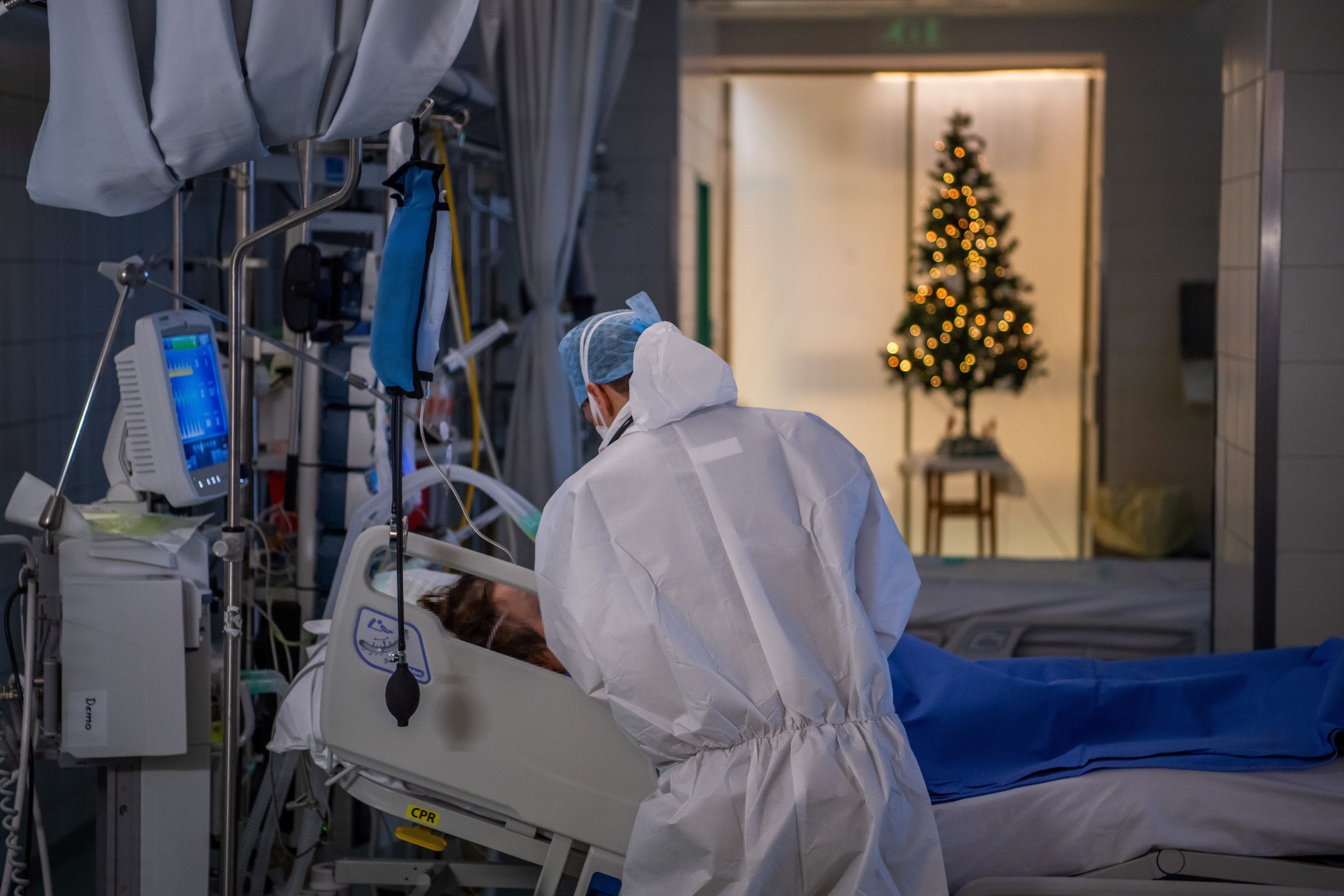 epa09645761 A doctor wearing protective gear at the intensive care unit of Honved Hospital treats COVID-19 patients during the pandemic of new coronavirus COVID-19 in Budapest, Hungary, 15 December 2021 (issued on 16 December 2021).  EPA/ZOLTAN BALOGH HUNGARY OUT
