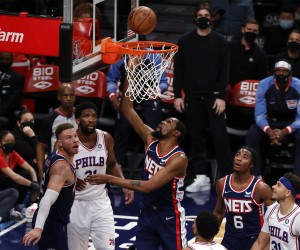 epa09645907 Brooklyn Nets forward Kevin Durant (C) puts up a basket past the Philadelphia 76ers defense in the first half of the NBA game between the Philadelphia 76ers and the Brooklyn Nets at the Barclays Center in Brooklyn, New York, USA, 16 December 2021.  EPA/JASON SZENES  SHUTTERSTOCK OUT