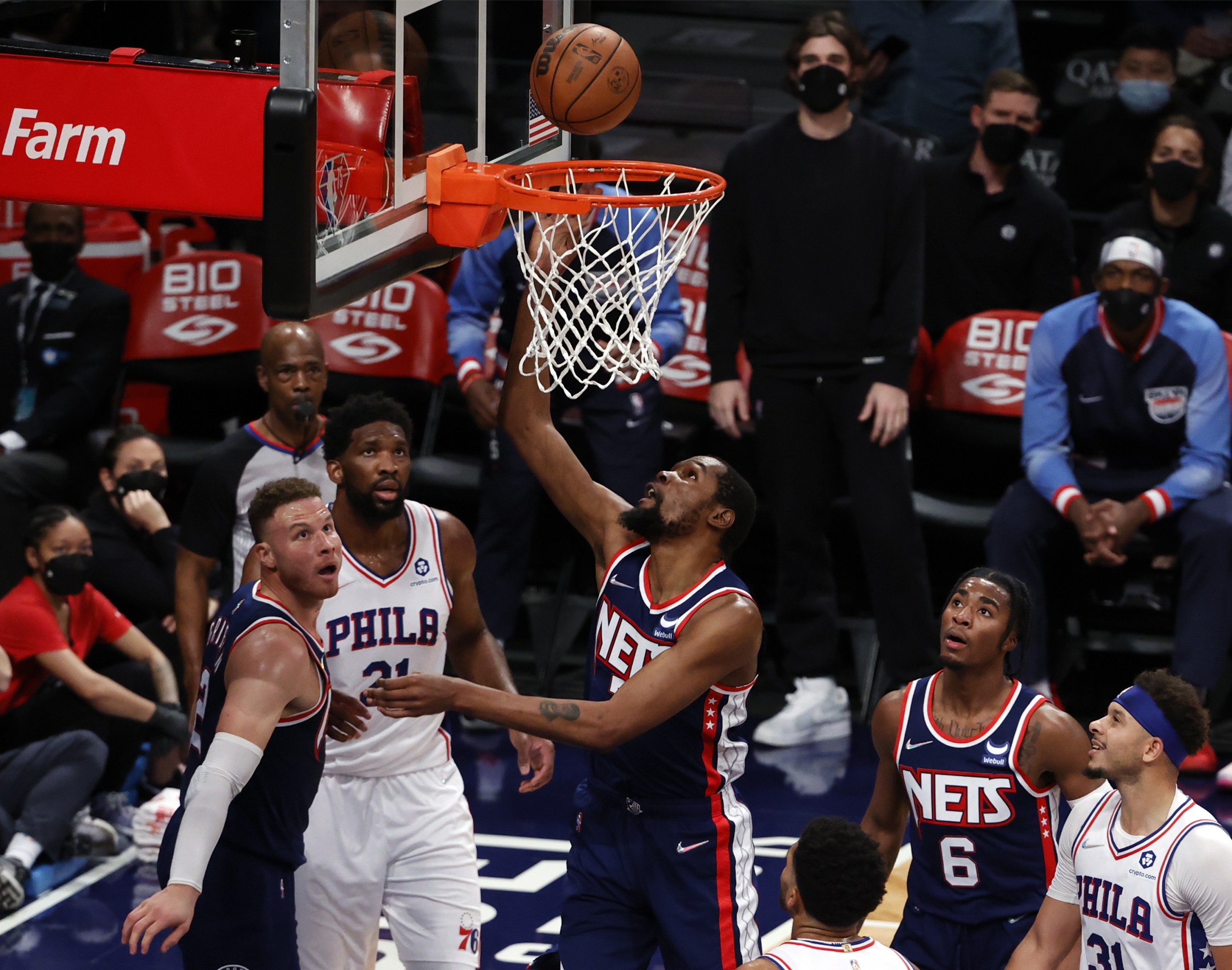 epa09645907 Brooklyn Nets forward Kevin Durant (C) puts up a basket past the Philadelphia 76ers defense in the first half of the NBA game between the Philadelphia 76ers and the Brooklyn Nets at the Barclays Center in Brooklyn, New York, USA, 16 December 2021.  EPA/JASON SZENES  SHUTTERSTOCK OUT