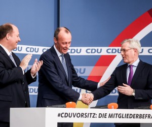 epa09646695 Christian Democratic Union (CDU) new elected party chairman Friedrich Merz (C) with candidates Helge Braun (L) and Norbert Roettgen during press conferce in Berlin, Germany, 17 December 2021.  EPA/FILIP SINGER / POOL